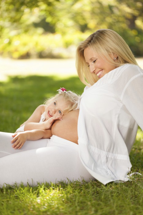 33 Beautiful Pregnancy Sibling Portraits | Natural Birth and Baby Care.com