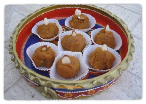 A-Diwali-inspired-Almond-and-Pumpkin-Fudge-Halwa-served-in-a-clay-dish2-300x214